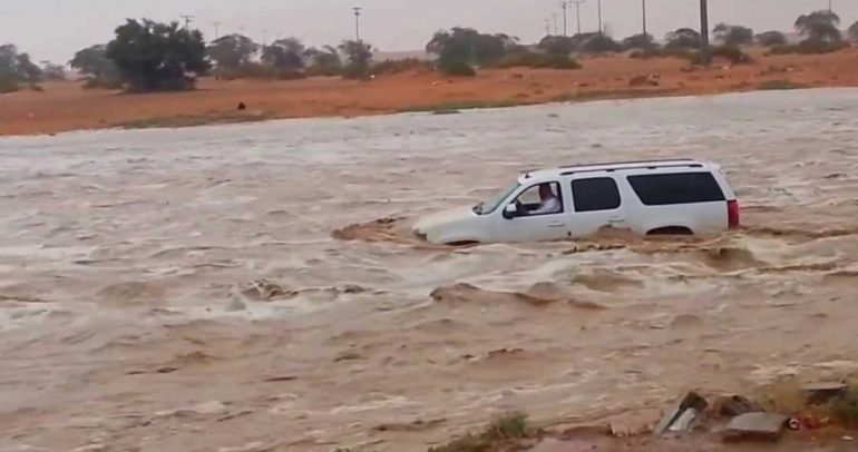 بالفيديو: شاهدوا كيف تم انقاذ السيارات من سيول السعودية